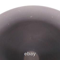 Vase en jaspe Wedgwood rare de couleur bleu Portland avec un motif en relief blanc de 20 cm de hauteur