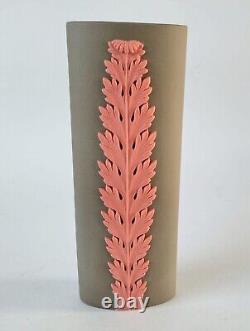 Vase en jaspe Wedgwood taupe et terracotta 'Bullrush'