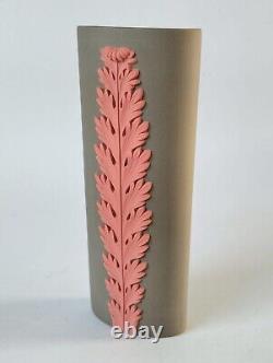 Vase en jaspe Wedgwood taupe et terracotta 'Bullrush'