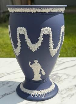 Vase en jaspe Wedgwood vintage rare blanc sur bleu Portland 8 pouces de hauteur Angleterre