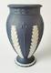 Vase En Jaspe Bleu Portland Wedgwood Avec Acanthes Et Clochettes