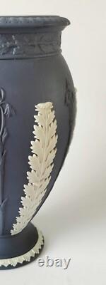 Vase en jaspe bleu Portland Wedgwood avec acanthes et clochettes