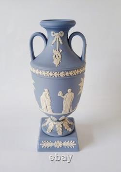 Vase en jaspe bleu Wedgwood avec anses jumelées, urne trophée