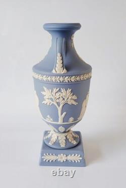 Vase en jaspe bleu Wedgwood avec anses jumelées, urne trophée