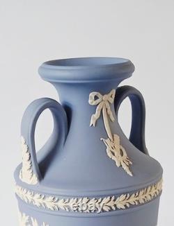 Vase en jaspe bleu Wedgwood avec anses jumelées, urne trophée