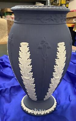 Vase en jaspe bleu foncé Wedgwood avec motif de feuille d'acanthe, hauteur 19,5 cm