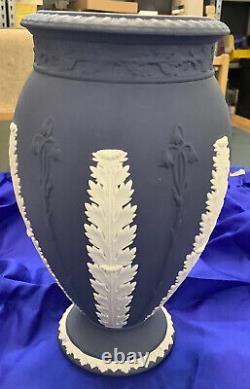 Vase en jaspe bleu foncé Wedgwood avec motif de feuille d'acanthe, hauteur 19,5 cm