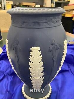 Vase en jaspe bleu foncé Wedgwood avec motif de feuille d'acanthe, hauteur 19,5 cm