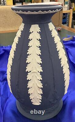 Vase en jaspe bleu foncé Wedgwood avec motif de feuille d'acanthe, hauteur 19,5 cm