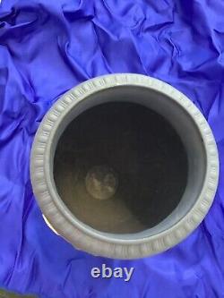 Vase en jaspe bleu foncé Wedgwood avec motif de feuille d'acanthe, hauteur 19,5 cm