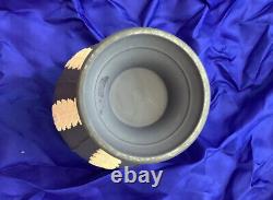 Vase en jaspe bleu foncé Wedgwood avec motif de feuille d'acanthe, hauteur 19,5 cm