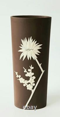 Vase en jaspe brun Wedgwood à fleurs de prunus Vase en jaspe brun Wedgwood à fleurs de prunus