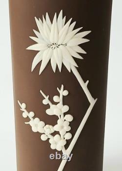 Vase en jaspe brun Wedgwood à fleurs de prunus