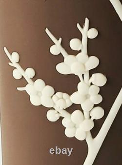 Vase en jaspe brun Wedgwood à fleurs de prunus