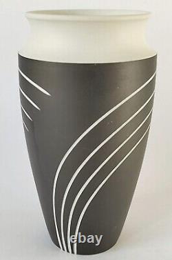 Vase en jaspe noir Wedgwood Symétrie / Spirale de 7 pouces.