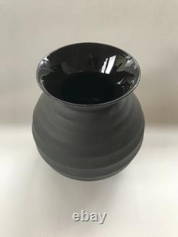 Vase en jaspe noir Wedgwood de Nick Munro en excellent état