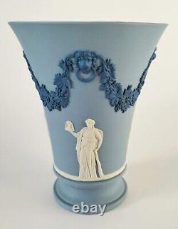 Vase en jaspe tri couleur Wedgwood avec tête de lion et guirlande