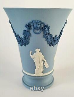 Vase en jaspe tri couleur Wedgwood avec tête de lion et guirlande