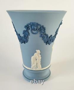 Vase en jaspe tri couleur Wedgwood avec tête de lion et guirlande