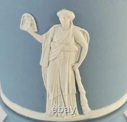 Vase en jaspe tri couleur Wedgwood avec tête de lion et guirlande