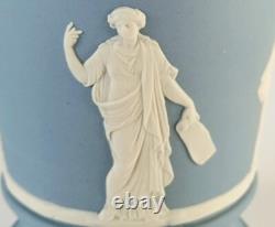 Vase en jaspe tri couleur Wedgwood avec tête de lion et guirlande