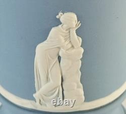 Vase en jaspe tri couleur Wedgwood avec tête de lion et guirlande