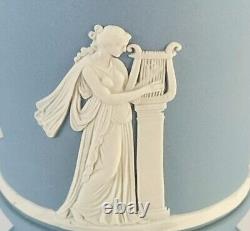 Vase en jaspe tri couleur Wedgwood avec tête de lion et guirlande