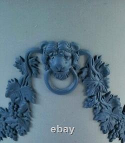 Vase en jaspe tri couleur Wedgwood avec tête de lion et guirlande