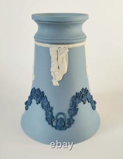Vase en jaspe tri couleur Wedgwood avec tête de lion et guirlande