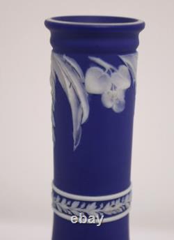 Vase en jasperware Wedgwood bleu cobalt victorien 1884
