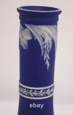 Vase en jasperware Wedgwood bleu cobalt victorien 1884