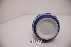 Vase en jasperware Wedgwood bleu cobalt victorien 1884