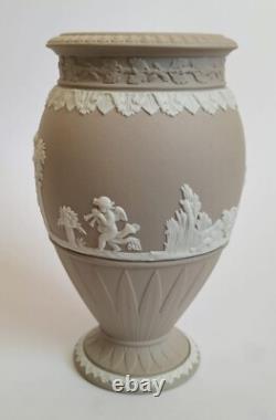 Vase en jasperware Wedgwood jasper taupe clair Bountiful