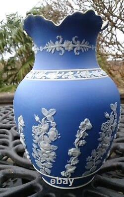 Vase en porcelaine Wedgwood Blue Jasperware antique avec décoration florale Art Nouveau