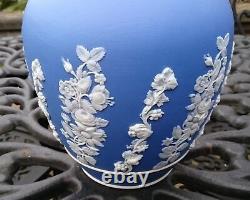 Vase en porcelaine Wedgwood Blue Jasperware antique avec décoration florale Art Nouveau