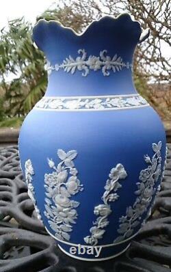 Vase en porcelaine jaspe bleu Wedgwood antique, décoration florale Art Nouveau