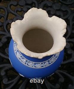 Vase en porcelaine jaspe bleu Wedgwood antique, décoration florale Art Nouveau