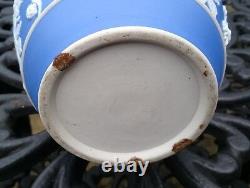 Vase en porcelaine jaspe bleu Wedgwood antique, décoration florale Art Nouveau