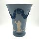 Vase En Trompette En Jaspe Tricolore Néoclassique De Wedgwood Avec Lion Et Guirlande, 6 Pouces De Hauteur