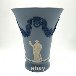 Vase en trompette en jaspe tricolore néoclassique de Wedgwood avec lion et guirlande, 6 pouces de hauteur