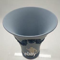 Vase en trompette en jaspe tricolore néoclassique de Wedgwood avec lion et guirlande, 6 pouces de hauteur