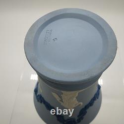 Vase en trompette en jaspe tricolore néoclassique de Wedgwood avec lion et guirlande, 6 pouces de hauteur