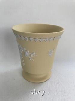 Vase en trompette en jasperware Wedgwood motif primevère jaune 10 cm de hauteur