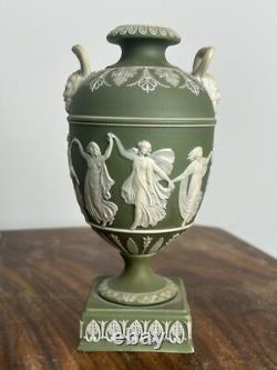 Vase en urne vert à double anse en jaspe Wedgwood