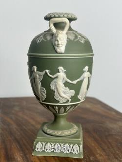 Vase en urne vert à double anse en jaspe Wedgwood