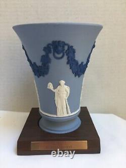 Vase et base de grande taille en jasperware de Wedgwood Les Muses, signé Lord Wedgwood 1988, en excellent état.