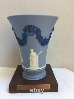 Vase et base de grande taille en jasperware de Wedgwood Les Muses, signé Lord Wedgwood 1988, en excellent état.