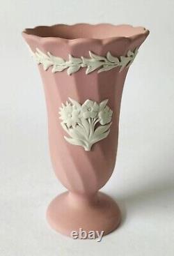 Vase floral en jasper rose Wedgwood à motifs spirales et cannelés