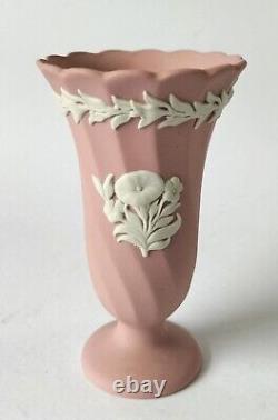 Vase floral en jasper rose Wedgwood à motifs spirales et cannelés