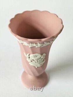 Vase floral en jasper rose Wedgwood à motifs spirales et cannelés